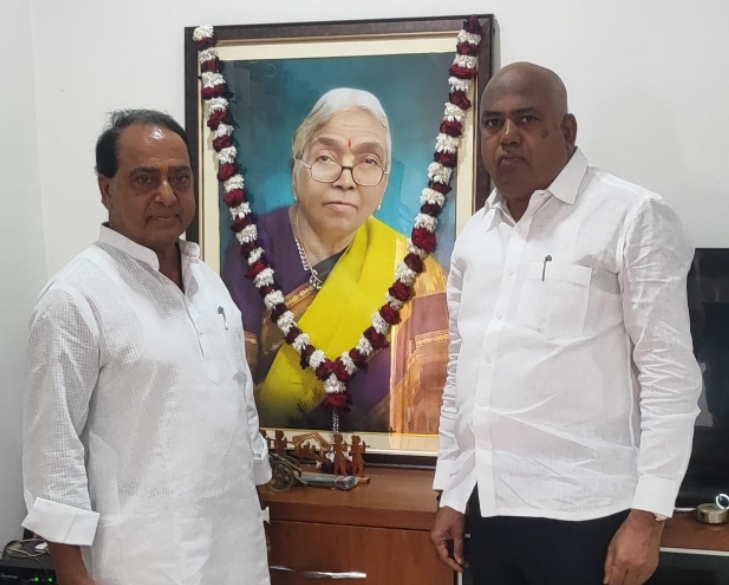 రూరల్ ఎమ్మెల్యే భూపతి రెడ్డి ని పరామర్శించిన మాజీ మంత్రి ఇంద్రకరణ్ రెడ్డి