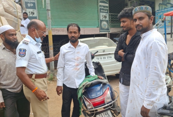 ఫిట్స్ వచ్చి పడిపోయిన వ్యక్తిని ఆదుకొని సహాయం అందించిన ట్రాఫిక్ సిబ్బంది
