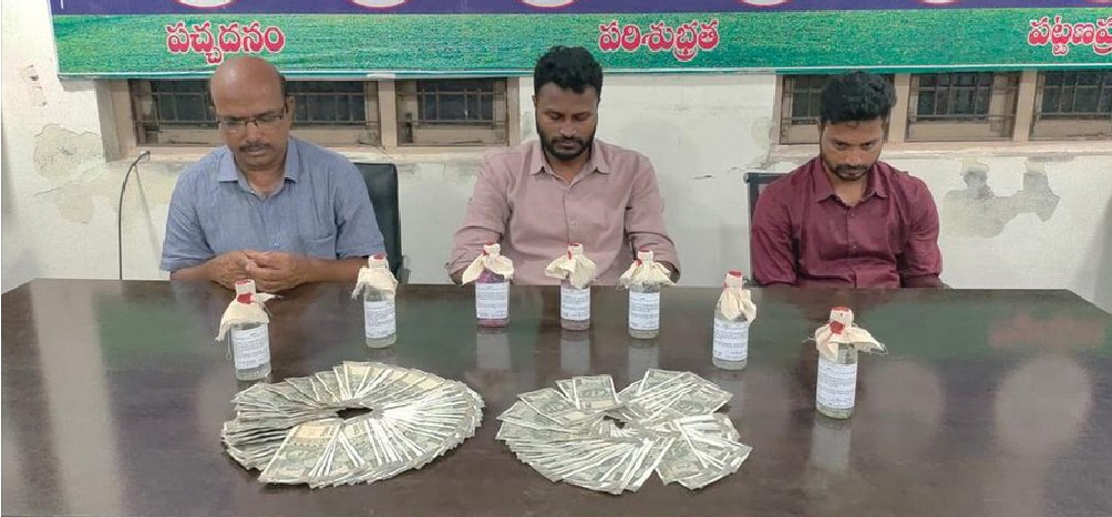 ఏసీబీకి చిక్కిన అవినీతి అధికారులు