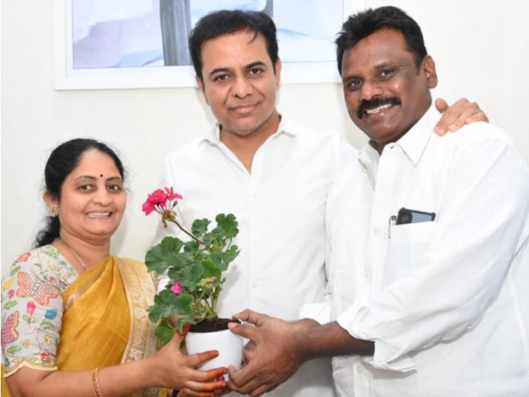 BRS వర్కింగ్ ప్రెసిడెంట్ కేటీఆర్ ను కలిసిన కొత్తగూడెం మున్సిపల్ మాజీ చైర్ పర్సన్ కాపు సీతాలక్ష్మి, టీబీజీకేఎస్ స్టేట్ చీఫ్ జనరల్ సెక్రటరీ కాపుకృష్ణ