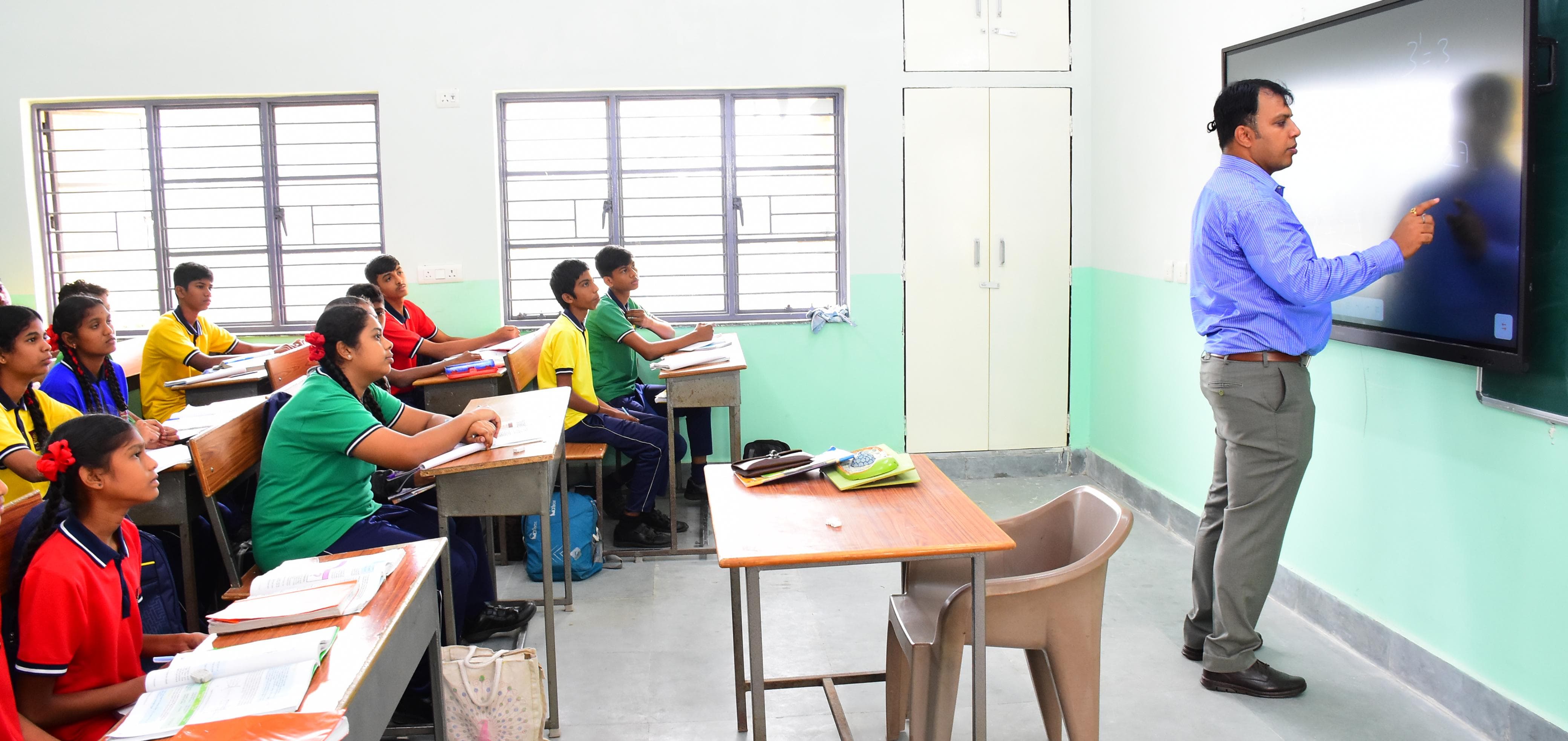 విద్యాలయాల్లో విద్యార్థులకు సరైన బోధన అందించాలి : జిల్లా కలెక్టర్ సందీప్ కుమార్ ఝ