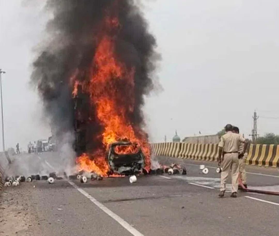 కారు, ట్రక్కు ఢీ కొని ఏడుగురు సజీవ దహనం