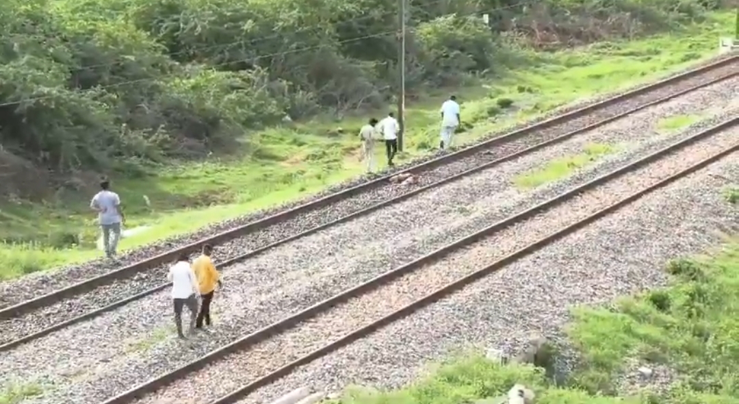 రైలు కింద పడి ఏఎస్ఐ ఆత్మహత్య?