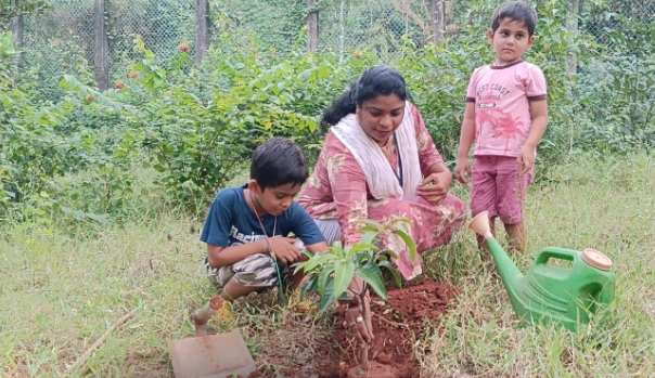 1228 వ మొక్క నాటిన ప్రకృతి ప్రేమికుడు విశ్వామిత్ర చౌహాన్
