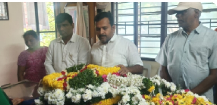 విష్ణుమూర్తి భౌతిక కాయానికి నివాళులు అర్పించిన బీఆర్ఎస్ పార్టీ నాయకులు లకావత్ గిరిబాబు