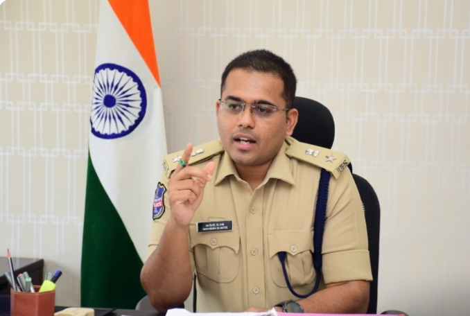 సోషల్&zwnj; మీడియా పోస్టులపై జిల్లా పోలీసుల ప్రత్యేక నిఘా : జిల్లా ఎస్పీ మహేష్ బి.గితే ఐపీఎస్