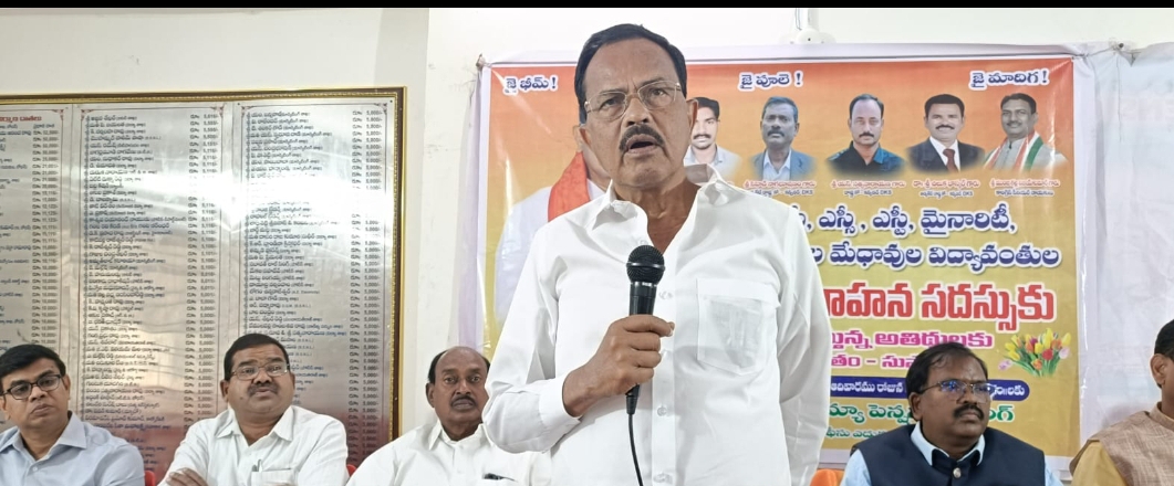 అగ్రవర్ణ రాజకీయ నేతలు బీసీ,ఎస్సీ,ఎస్టీ, మైనారిటీ వర్గాల ఉద్యోగస్తు లపై వివక్ష వహించడం దుర్మార్గ చర్య