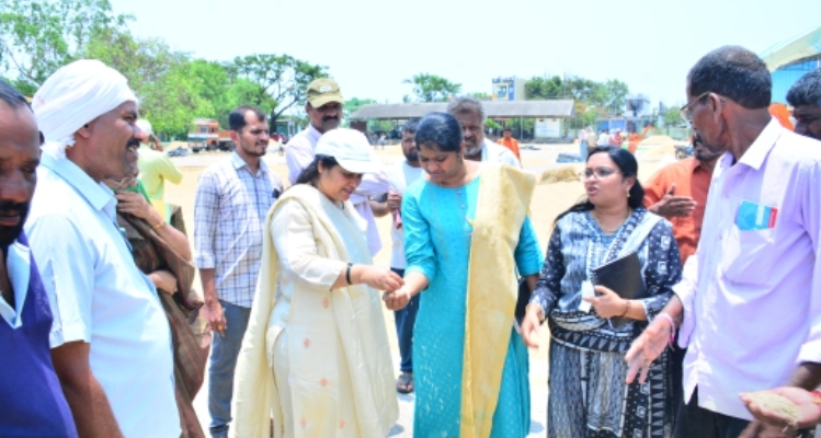 నర్సంపేట మార్కెట్ యార్డ్&zwnj;ను సందర్శించిన జిల్లా కలెక్టర్ డాక్టర్ సత్య శారద