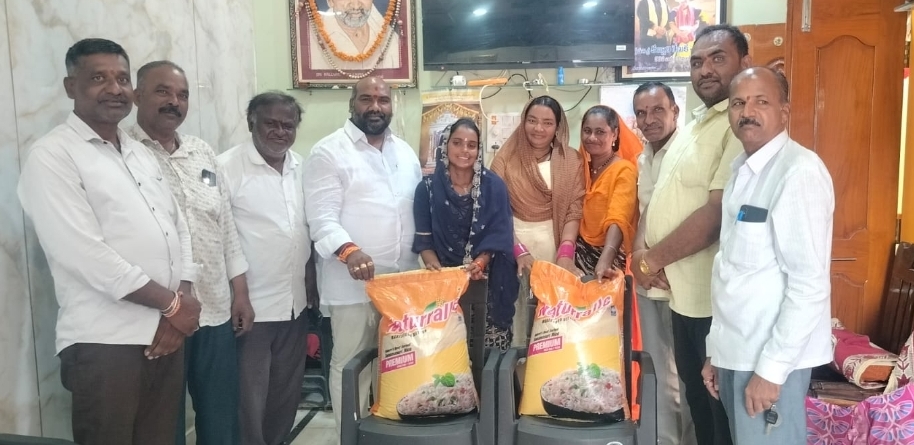 Daily Bharat వివాహ కుటుంబానికి చేయూతనిచ్చిన కౌన్సిలర్ కల్లూరి రేణుక-రాజు