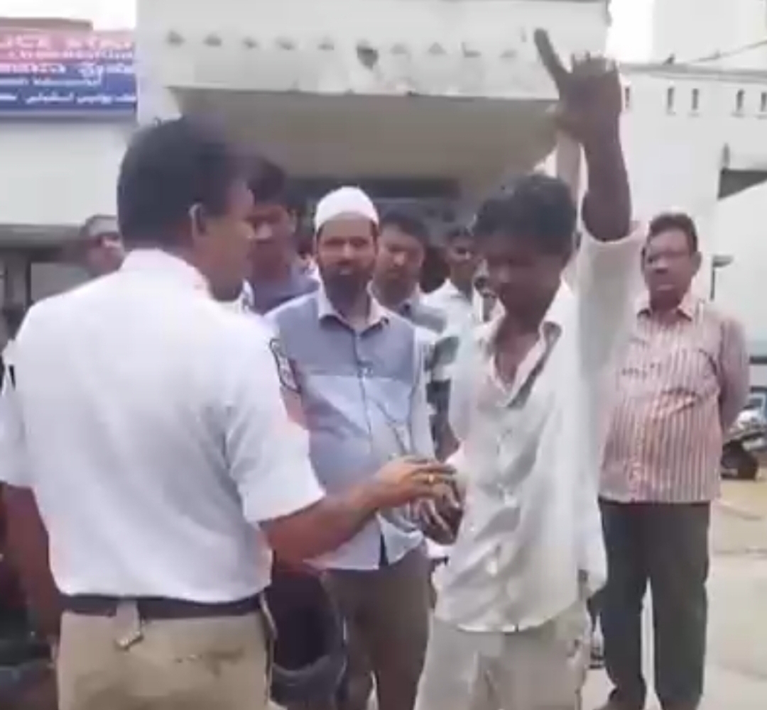 ట్రాఫిక్ పోలీసుల వేధింపులకు యువకుడు ట్రాఫిక్ పోలీస్ స్టేషన్ ఎదుట ఆత్మహత్యాయత్నం