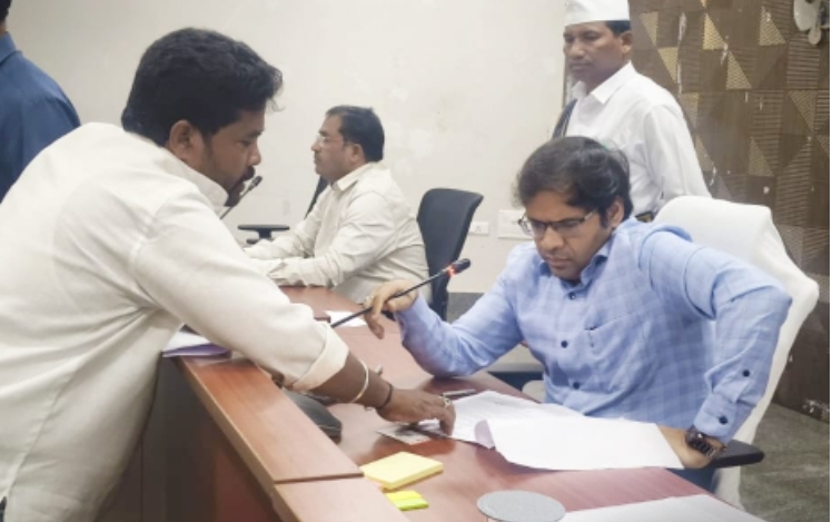 Daily Bharat కొత్తగూడెం కార్పొరేషన్లో హోర్డింగులకు అనుమతి ఇవ్వరాదు