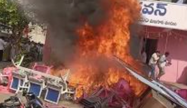 బీఆర్ఎస్ కార్యాలయంపై కాంగ్రెస్ శ్రేణుల దాడి