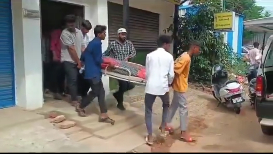 వివాహిత గొంతు కోసి దారుణ హత్య