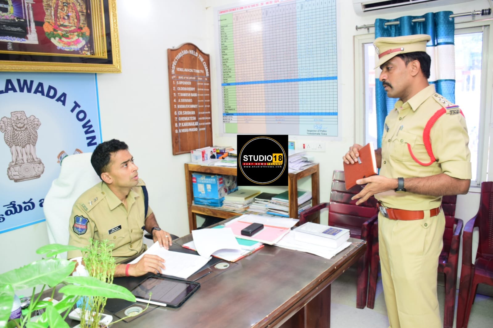 వేములవాడ పట్టణ పోలీస్ స్టేషన్ ఆకస్మిక తనిఖీ:జిల్లా ఎస్పీ అఖిల్ మహాజన్.