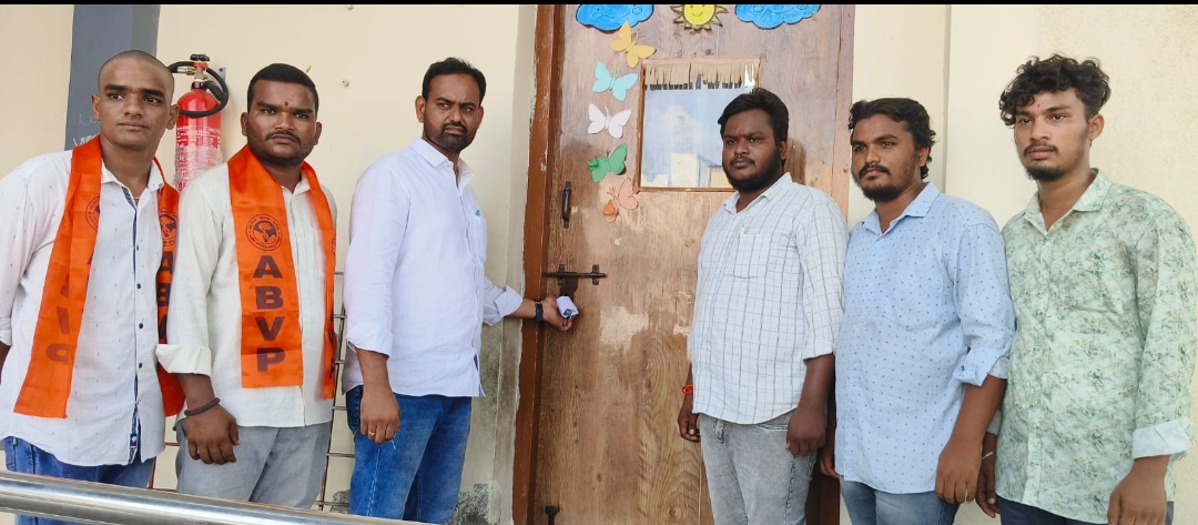 నారాయణ విద్యాసంస్థలో బుక్స్ విక్రయిస్తున్నారంటూ ఎబివిపి నాయకులు ఆందోళన : పాఠశాలలో పుస్తకాలు ఉన్న గదిని సీజ్ చేసిన విద్యాశాఖ అధికారులు