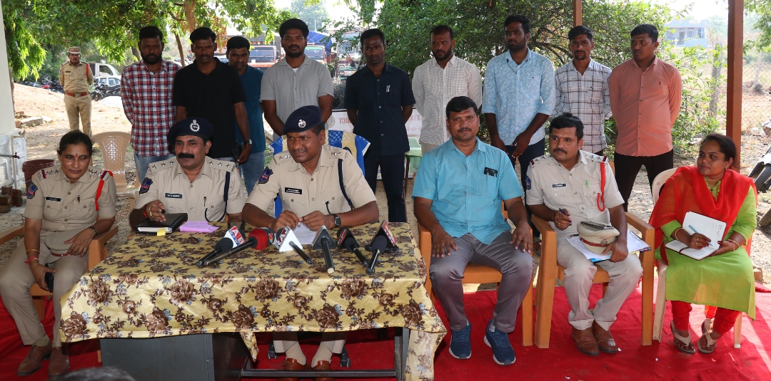 అక్రమంగా తలరిస్తున్న  పిడియస్ రైస్ పట్టివేత : జిల్లాఎస్.పి..డా.బి.బాలస్వామి