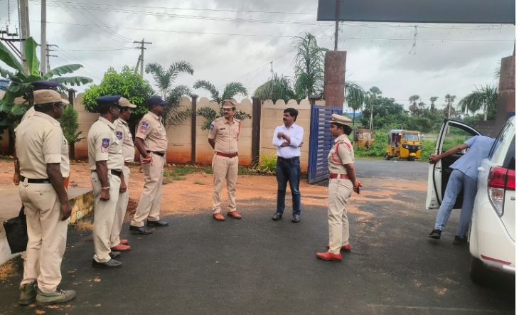 సుజాతనగర్ పోలీస్ స్టేషన్ ని సందర్శించిన కొత్తగూడెం ఓ ఎస్ డి గోపతి నరేందర్