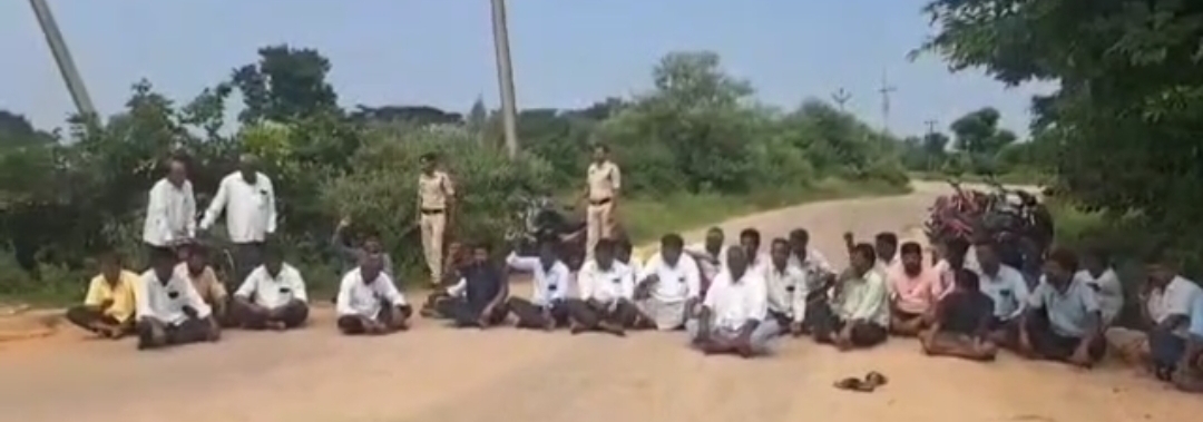 రాజన్న సిరిసిల్ల జిల్లాలో కోతలు లేని కరెంట్ ఇవ్వాలని రోడ్డెక్కిన రైతన్నలు