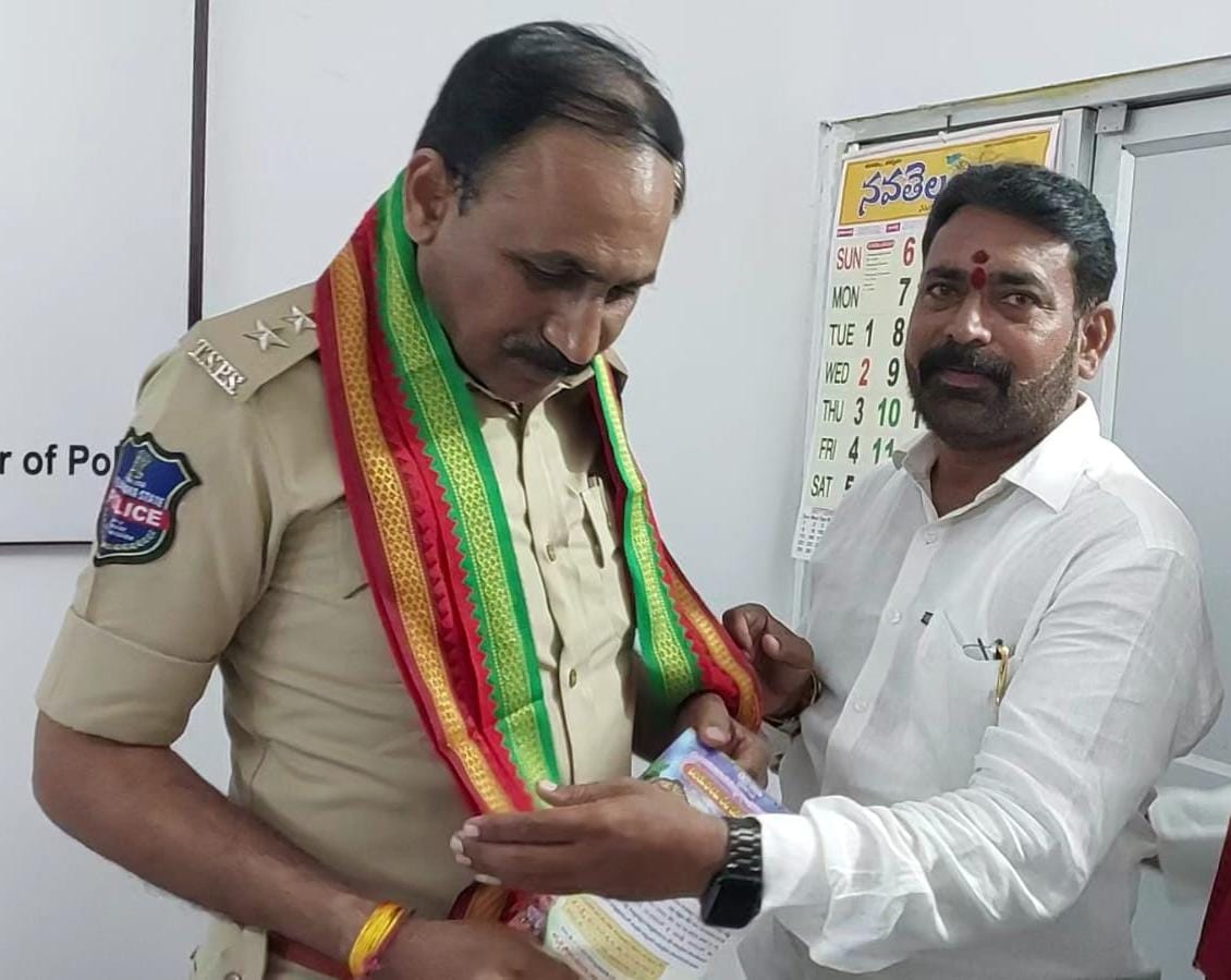 ఆర్మూర్ ఏసీపి ని సన్మానించిన బీసీ సెల్ పట్టణ అధ్యక్షులు థోండి రమణ