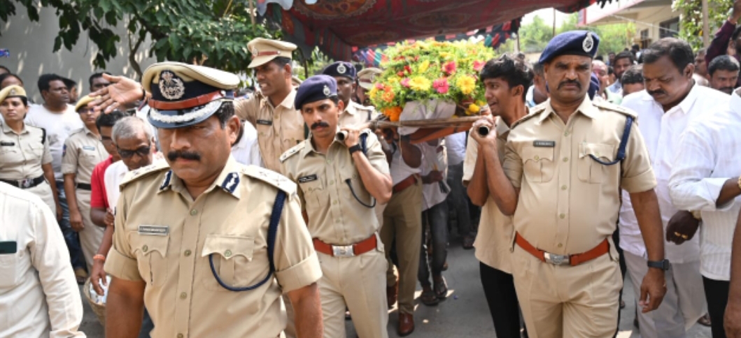 నిజామాబాద్ సిసిఎస్  కానిస్టేబుల్ అంత్యక్రియల్లో పాల్గొన్న ఐ.జి.పి చంద్రశేఖర్ రెడ్డి