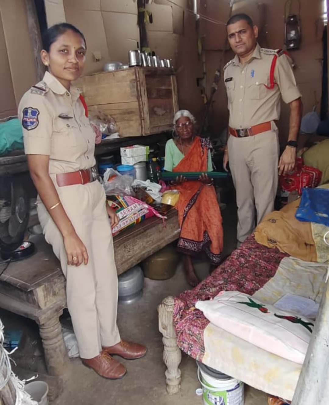 మానవత్వం చాటుకున్న ఎస్.ఐ ఝాన్సీ, సీఐ హతిరం