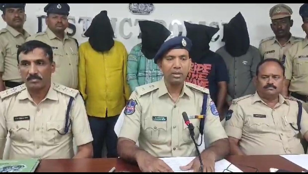 ఫేక్ నకిలీ కరెన్సీ నోట్ల  ముఠాను అరెస్ట్ చేసిన పోలీసులు