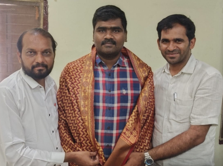 టాస్క్ ఫోర్స్ ఎస్ఐ జలకం ప్రవీణ్ ను అభినందించిన టిపిసిసి లీగల్ సెల్ కన్వీనర్ యాస యుగంధర్