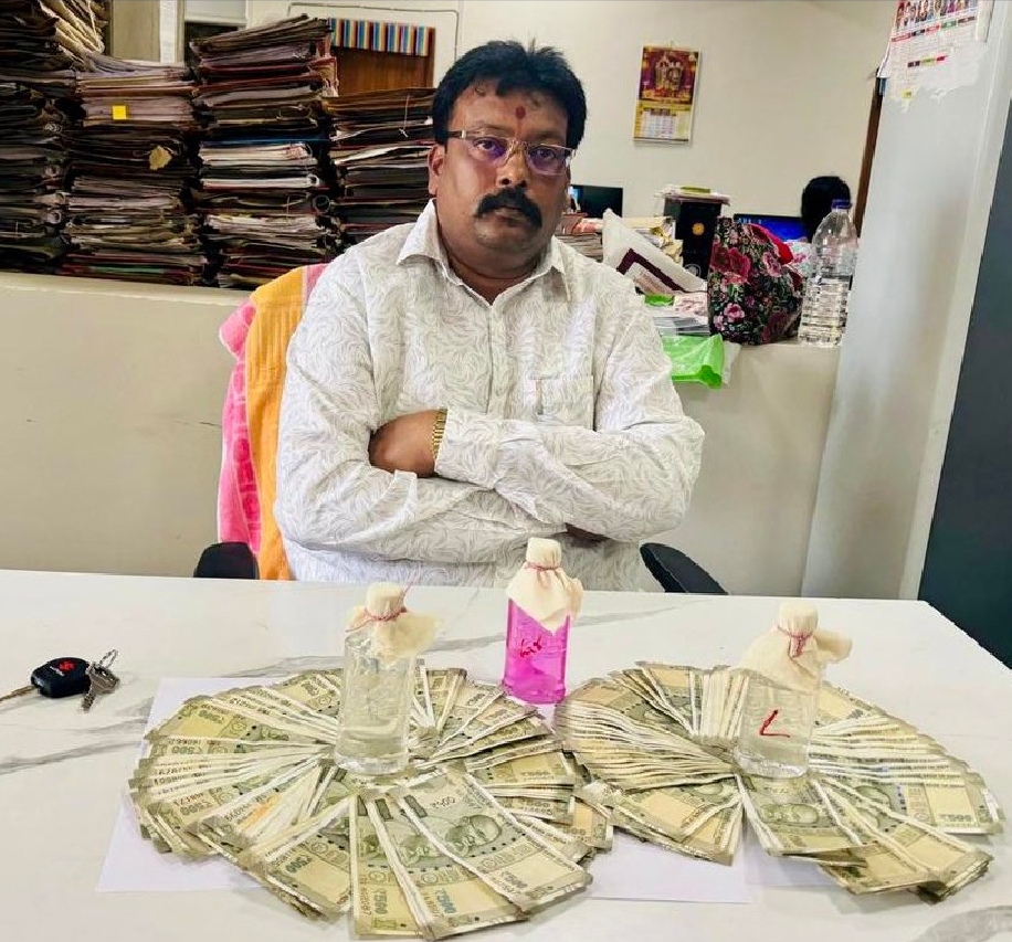 ఏసీబీకి చిక్కిన అసిస్టెంట్ రిజిస్ట్రార్