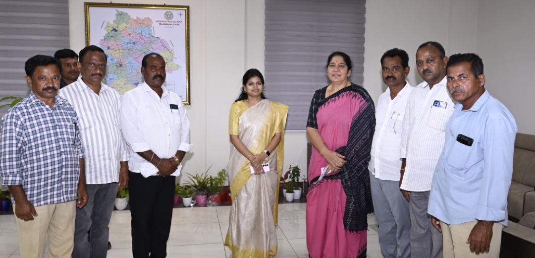 మహబూబాబాద్ జిల్లా కలెక్టర్&zwnj;ను కలిసిన మాజీ మంత్రి సత్యవతి రాథోడ్ 