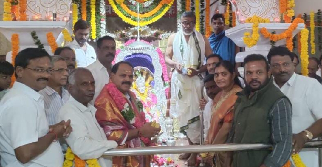 వృద్ధులకు ఉచితంగా చీరలను పంపిణీ : షాద్ నగర్ ఎమ్మెల్యే వీర్లపల్లి శంకర్