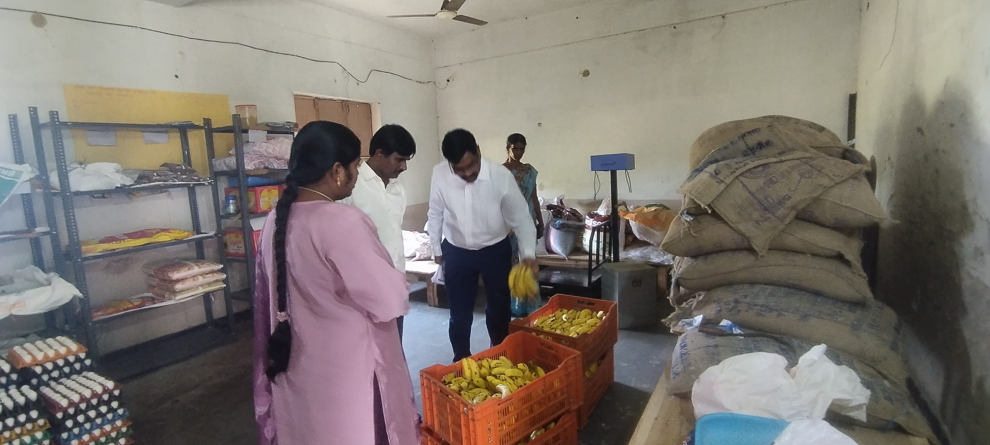 అంగన్వాడి స్కూల్స్, ప్రాథమికోన్నత పాఠశాలలు, వసతి గృహాలు తనిఖీ చేసిన జినుగు మరియన్న  