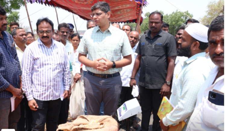 మొక్కజొన్న కొనుగోలు కేంద్రాన్ని పరిశీలించిన జిల్లా కలెక్టర్ ఆశిష్ సాంగ్వాన్