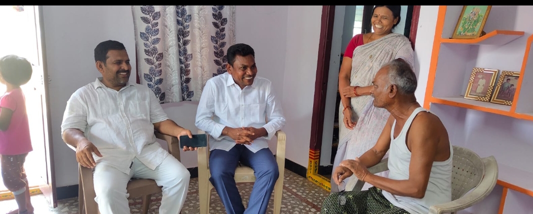 గుమ్మడి వెంకటేశ్వర్లు ని పరామర్శించిన బిఆర్ఎస్ పార్టీ అధ్యక్షులు రేగా కాంతారావు, బీఆర్ఎస్ పార్టీ నాయకులు లకావత్ గిరిబాబు