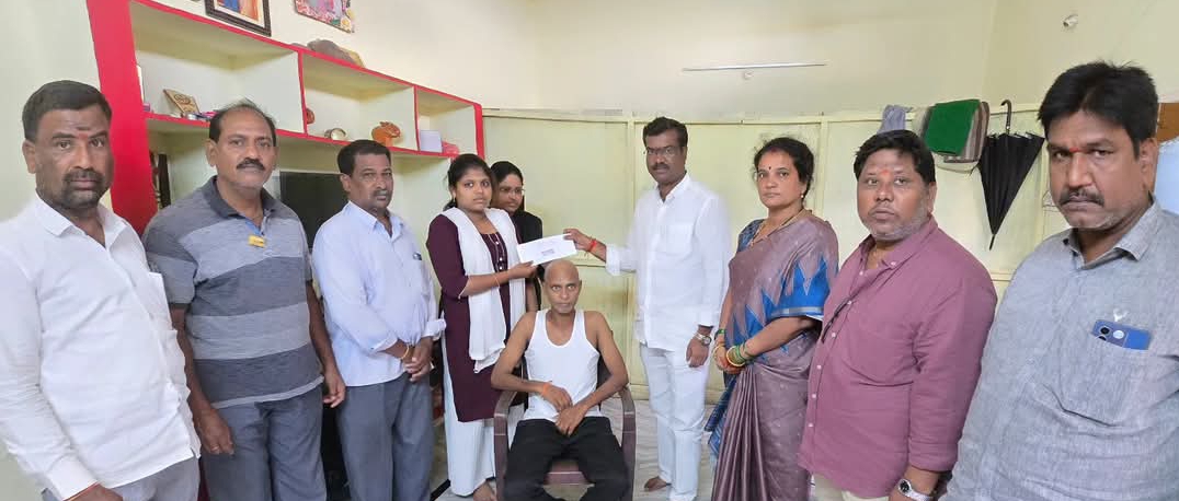 Daily Bharat క్యాన్సర్ బాధిత కుటుంబానికి రూ.5 వేల ఆర్థిక సాయం
