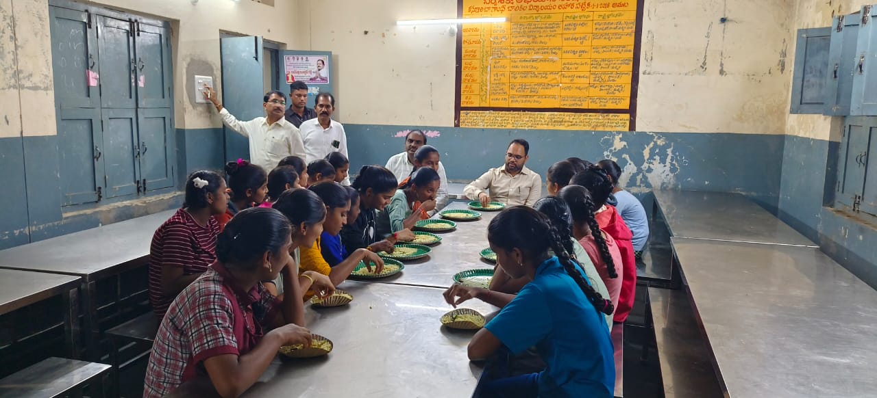 పాలమాకుల కస్తూర్బా గాంధీ బాలిక విద్యాలయ పాఠశాలను ఆకస్మిక తనిఖీ చేసిన కలెక్టర్