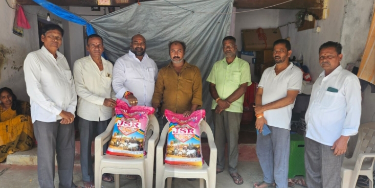 బియ్యం వితరణ చేసిన మాజీ కౌన్సిలర్ కల్లూరి రాజు