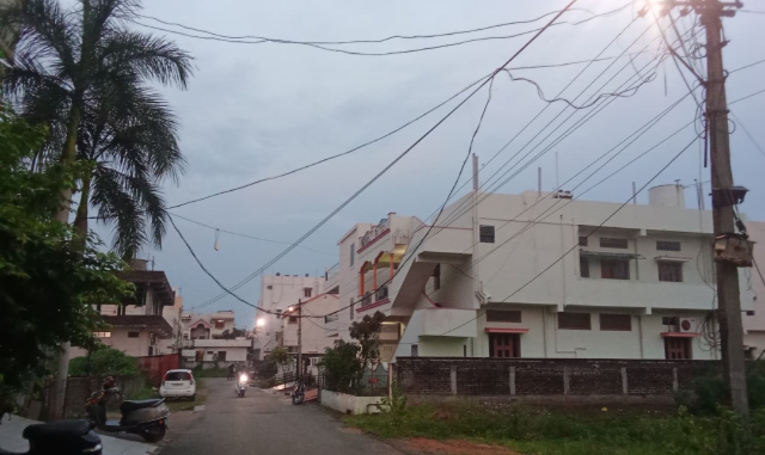 విద్యుత్ స్తంభం పై నుండి ప్రమాదకరంగా కిందికి వేలాడుతున్న విద్యుత్ వైర్లు