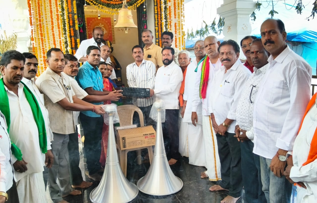 చారిత్రకమైన ఆలయానికి సౌండ్ సిస్టం యూనిట్ వితరణ చేసిన సీనియర్ జర్నలిస్ట్