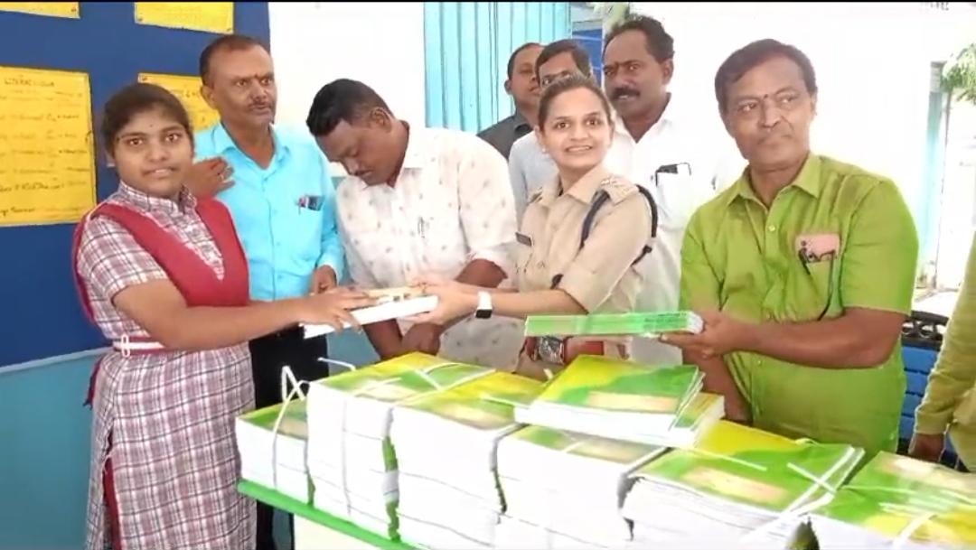 ఏసిపి చేతుల మీదుగా ప్రభుత్వ బాలికల ఉన్నత పాఠశాలలో నోట్ బుక్ ల పంపిణీ