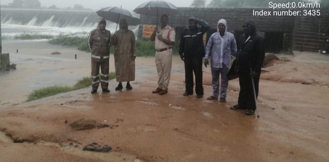 ఎడతెరిపి లేకుండా కురుస్తున్న వర్షాలతో ప్రజలు అప్రమత్తంగా ఉండాలి : ఎస్పీ ఉదయ్ కుమార్ రెడ్డి