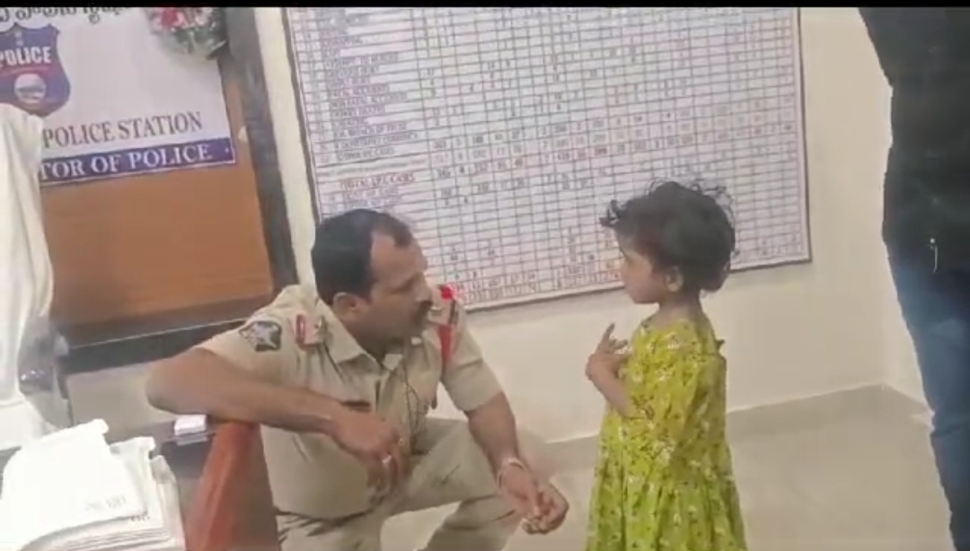 మైనర్ బాలికను నిర్బంధించి హింసిస్తున్న కన్న తండ్రి.