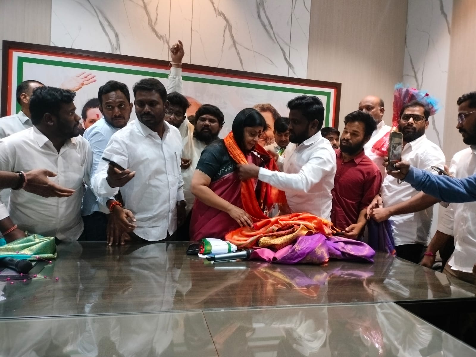 తెలంగాణ రాష్ట్ర  కాంగ్రెస్ పార్టీ వ్యవహారాల ఇంచార్జ్ దీపా దాస్ మున్షీ నీ కలిసిన &mdash;ఎన్ ఎస్ యూ ఐ  Telangana State NSUI General Secretary Golla John