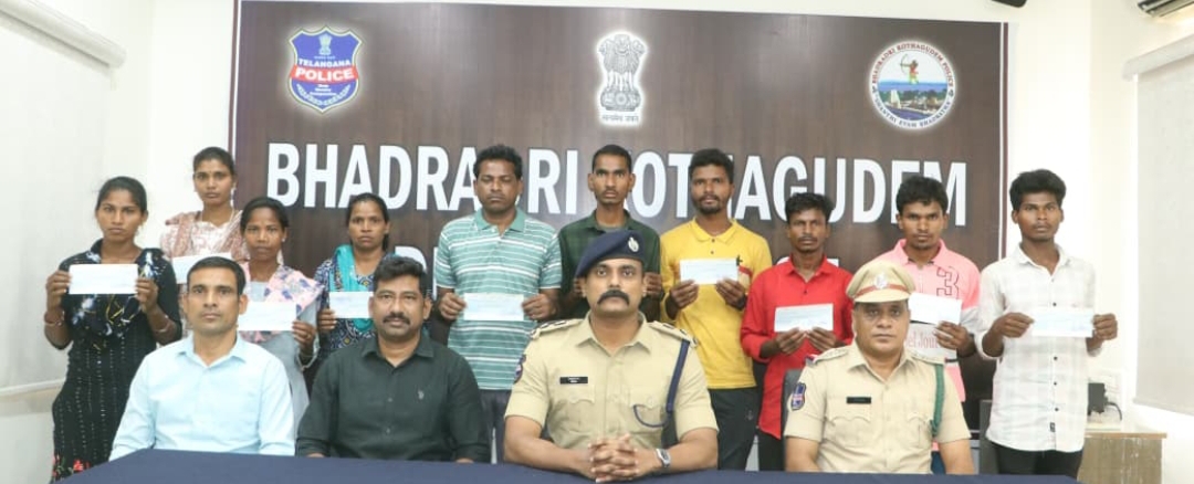 Daily Bharat మావోయిస్టు పార్టీలో పనిచేసి ఇటీవల లొంగిపోయి జనజీవన స్రవంతిలో కలిసిన సభ్యులకు రివార్డులను అందజేసిన జిల్లా ఎస్పీ రోహిత్ రాజు ఐపిఎస్