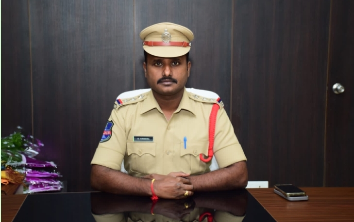 &ldquo;బెల్ట్ షాప్స్ నడుపుతున్న వ్యక్తి బైండ్ డౌన్&rdquo;