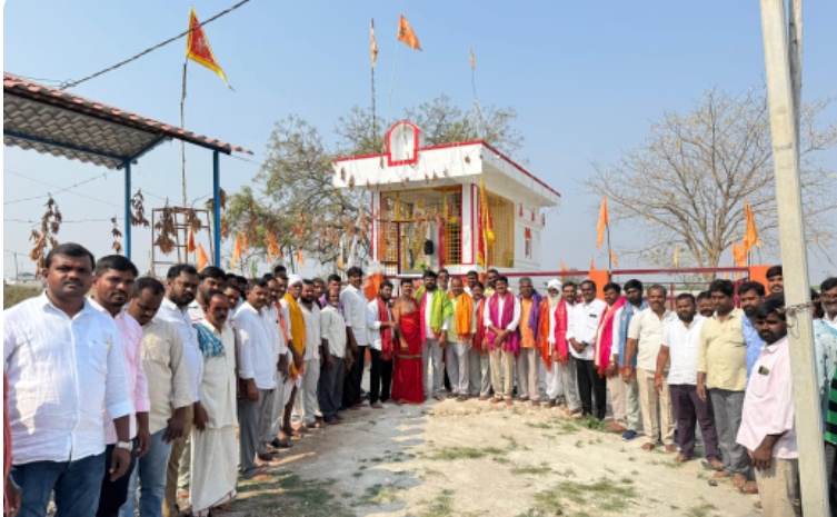 ఆలయ గోపుర నిర్మాణానికి పది లక్షలు రూపాయలు విరాళంగా అందజేసిన పిన్నింటి మధుసూదన్ రెడ్డి