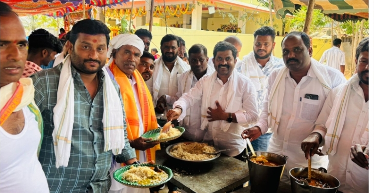 చించోడులో అంగరంగ వైభవంగా శివపార్వతుల కల్యాణ మహోత్సవంలో బీఆర్ఎస్ యువనాయకుడు  రవీందర్ యాదవ్