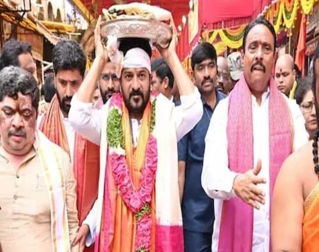 అమ్మవారిని దర్శించుకున్న సీఎం రేవంత్ రెడ్డి