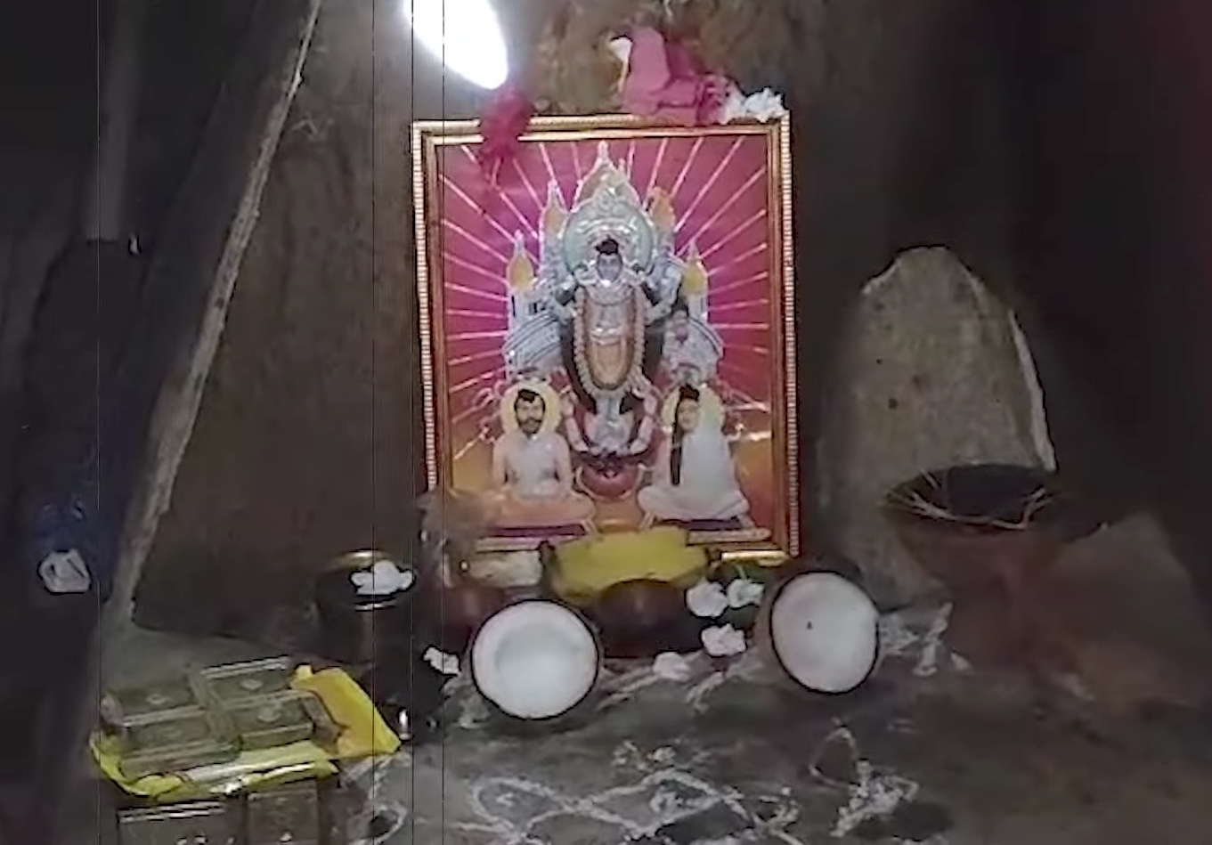 గుప్తు నిధుల తవ్వకాలు : స్వామీజీ చెప్పారని తవ్వేశారు