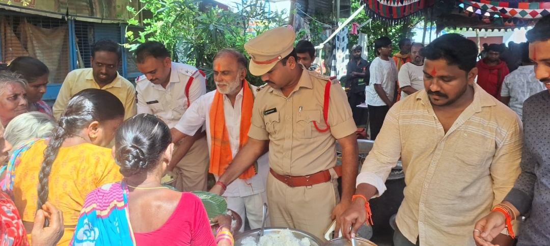 రాంశంకరచౌదరికుటీరం మధుర బస్తి లో మహా అన్నదాన కార్యక్రమాన్ని ప్రారంభించిన కొత్తగూడెం వన్ టౌన్ సిఐ కరుణాకర్, ట్రాఫిక్ ఎస్ఐ గడ్డం ప్రవీణ్