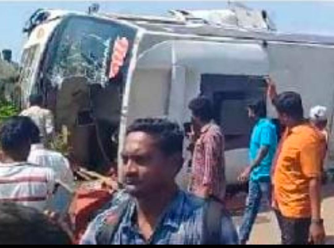 ప్రైవేట్ ట్రావెల్ బస్ టైర్ పేలి పలువురికి తీవ్ర గాయాలు